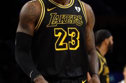 爱游戏体育-包含刷新纪录引发热议！，詹姆斯在加拿大队比赛中出色防守引发球迷热议的词条